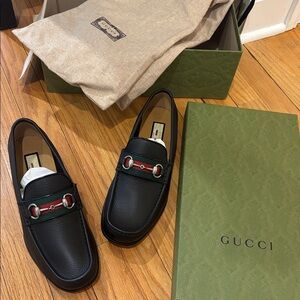 Gucci Size 9.5 (US) Men’s Black Loafers with Signature Green and Red Accent